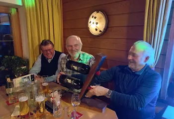 3_gste_mit_flaschenhalter_1.jpg