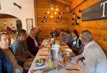 der_ganze_tisch.jpg