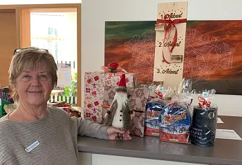 erna_im_bro_mit_geschenke.jpeg
