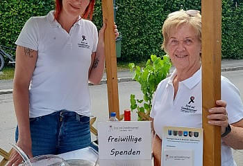 erna_mit_spendenbox.jpg