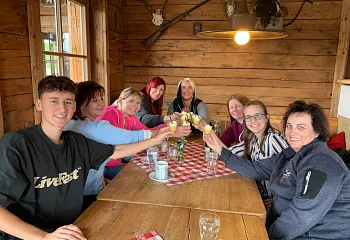 frhstcksrunde_1_beim_anstoen.jpeg