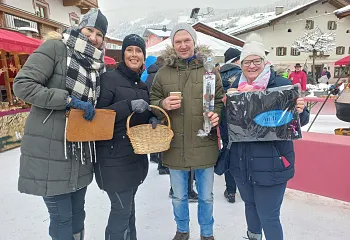 johanna__marion_beim_losverkaufen_mit_kufern.jpg