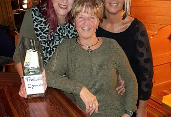 johanna_marion_erna_mit_spendenglasl.jpg