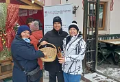 marion__erna_beim_losverkaufen_mit_petra.jpg