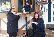 marion_und_johanna_und_sabine_beim_fenster.jpg