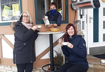 marion_und_johanna_und_sabine_beim_fenster.jpg