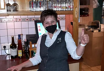 sabine_mit_maske_bei_ausschank.jpg
