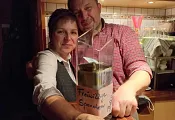 sabine_und_georg_mit_spendenglasl.jpg