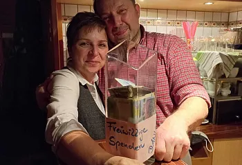sabine_und_georg_mit_spendenglasl.jpg