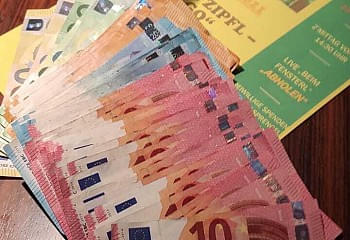 spendenglas_mit_geld.jpg